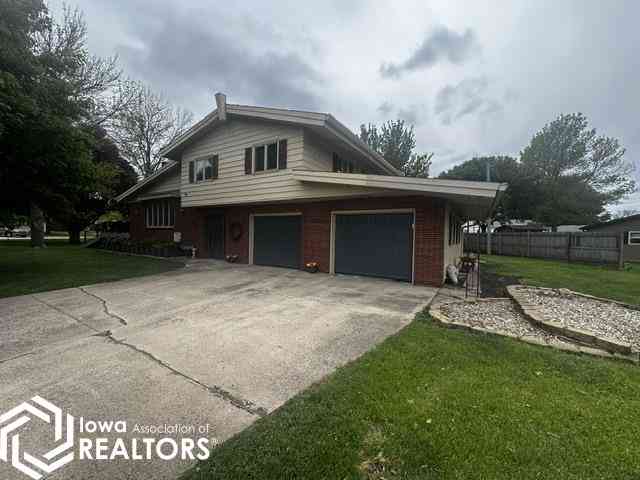 Homes For Sale - 725 2nd Street<br/> Hancock County, Britt, IA 50423