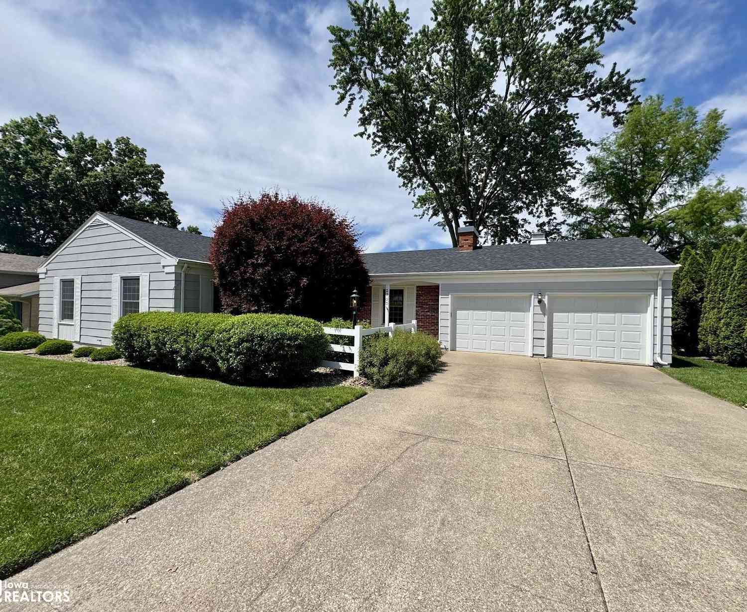 Homes For Sale - 2700 Clearview Drive<br/> Burlington, IA 52601