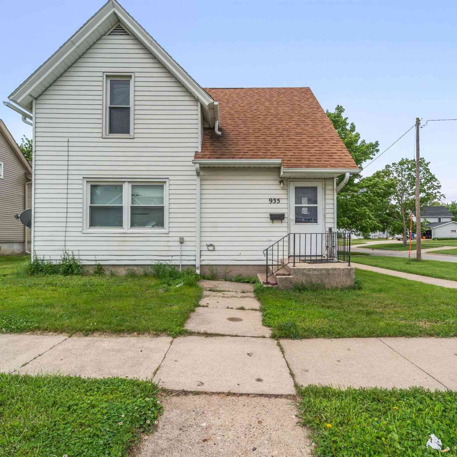 Homes For Sale - 935 Spring Street<br/> Grinnell, IA 50112