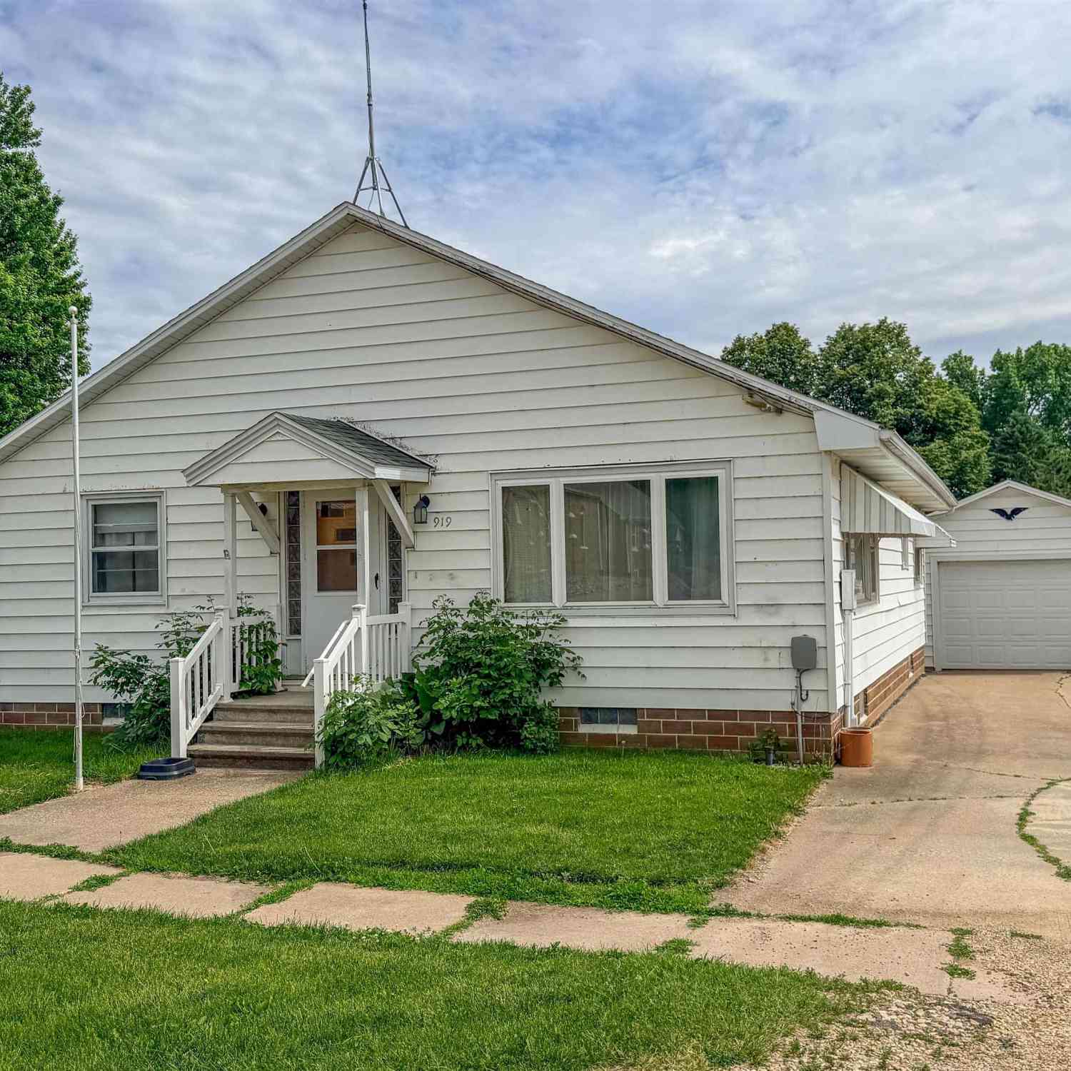 Homes For Sale - 919 3rd Street<br/> Dumont, IA 50625