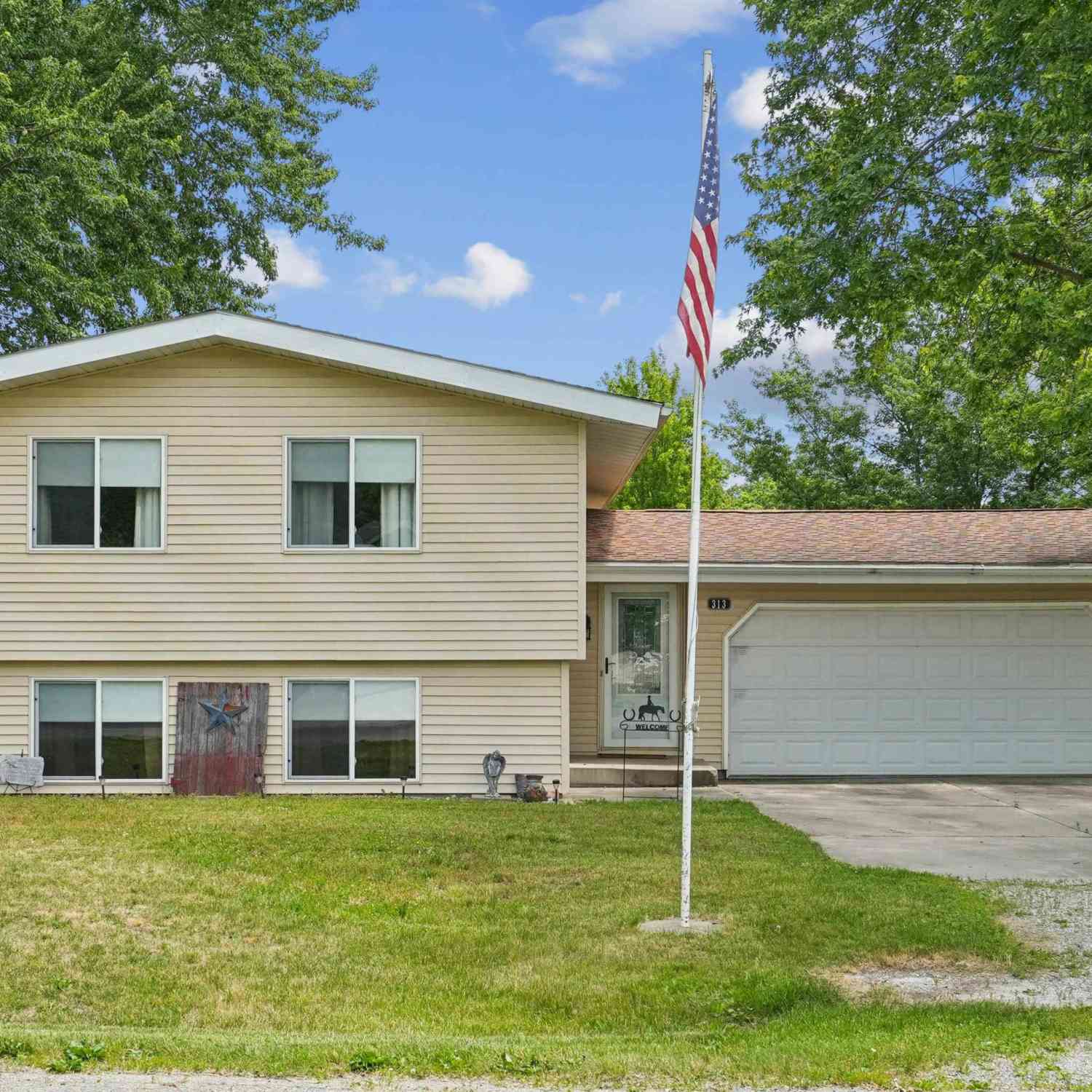Homes For Sale - 313 Terrace Lane<br/> Montezuma, IA 50171