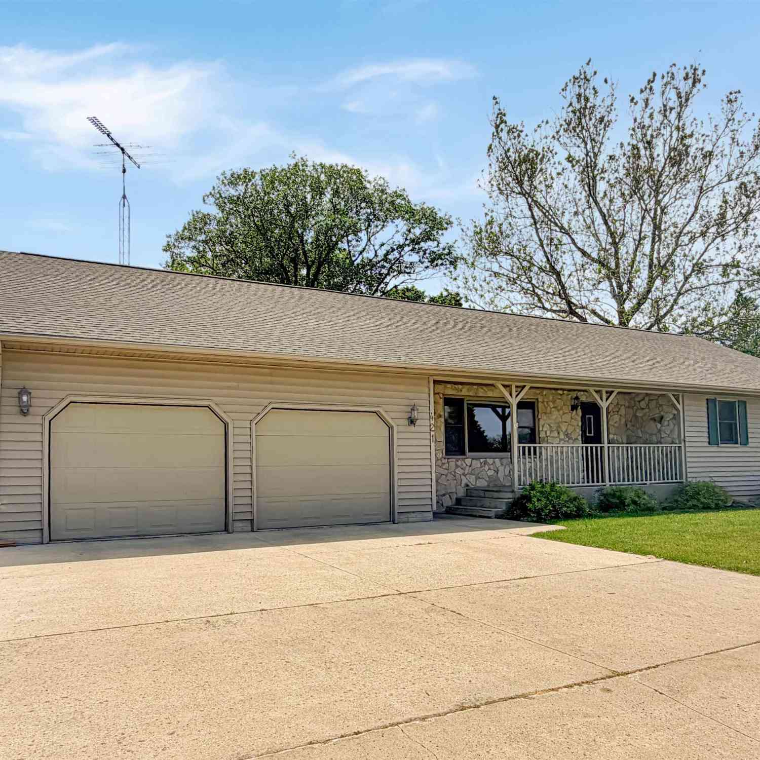 Homes For Sale - 421 12th Avenue<br/> Hampton, IA 50441