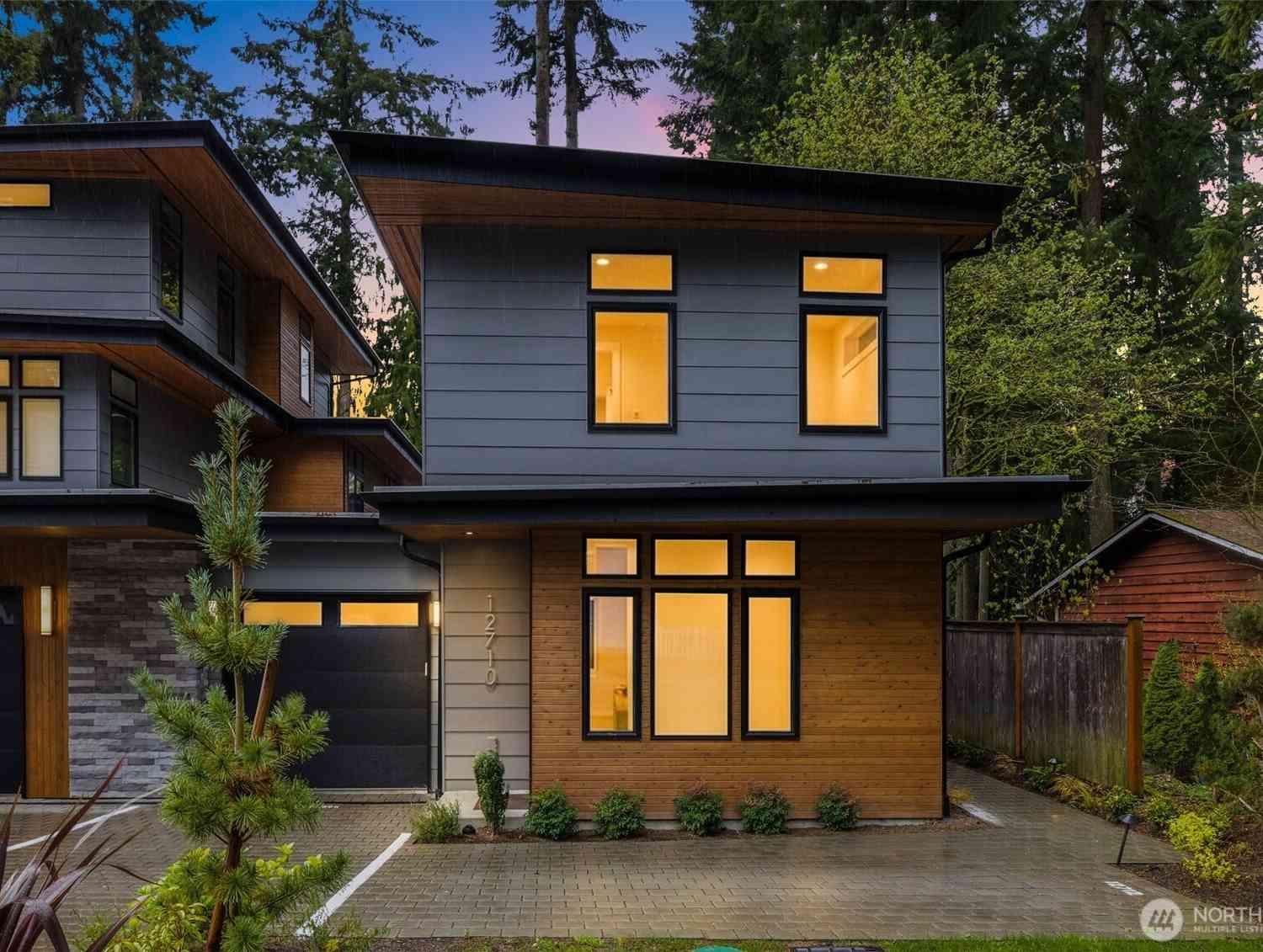 Condo For Sale - 12710 NE 72nd Street<br/> Kirkland, WA 98033