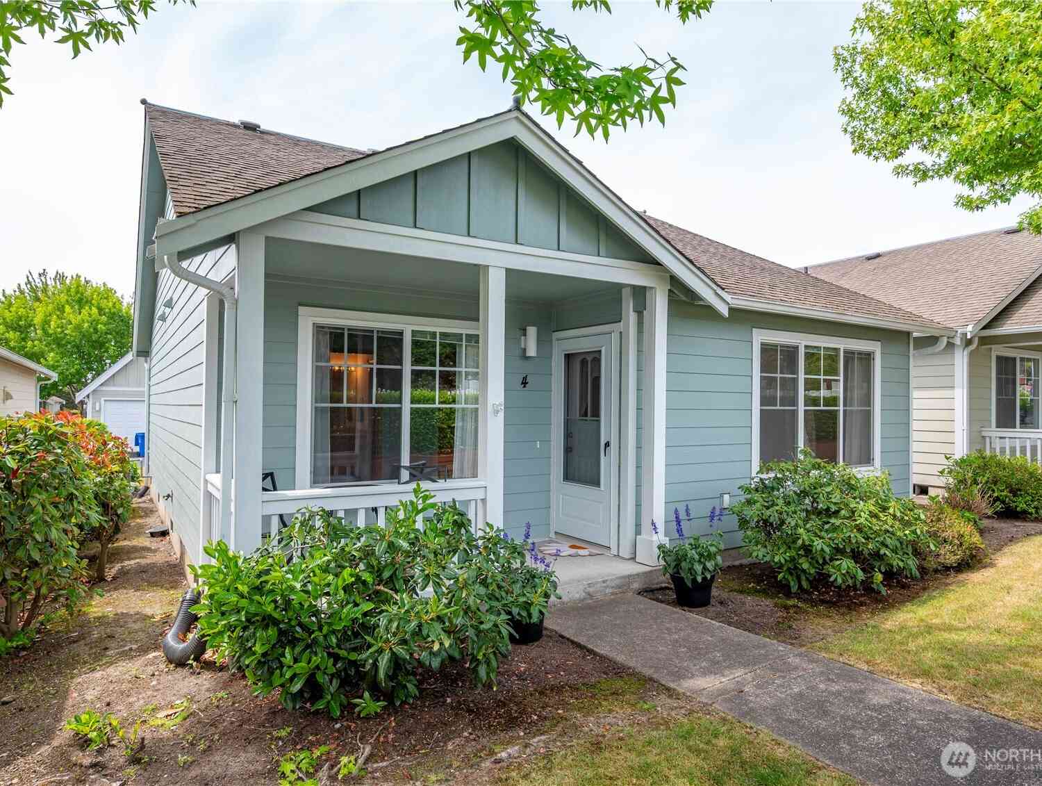 Condo For Sale - 161 W Whidbey Avenue #4<br/> Oak Harbor, WA 98277