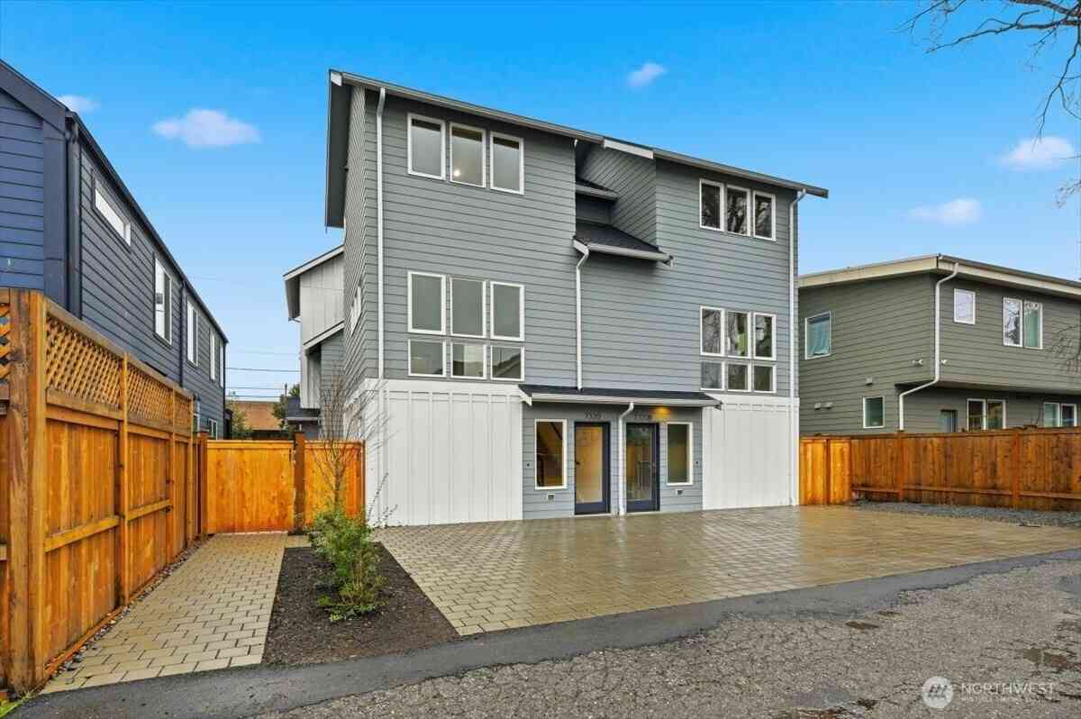 Condo For Sale - 7320 11th Avenue<br/> Seattle, WA 98115