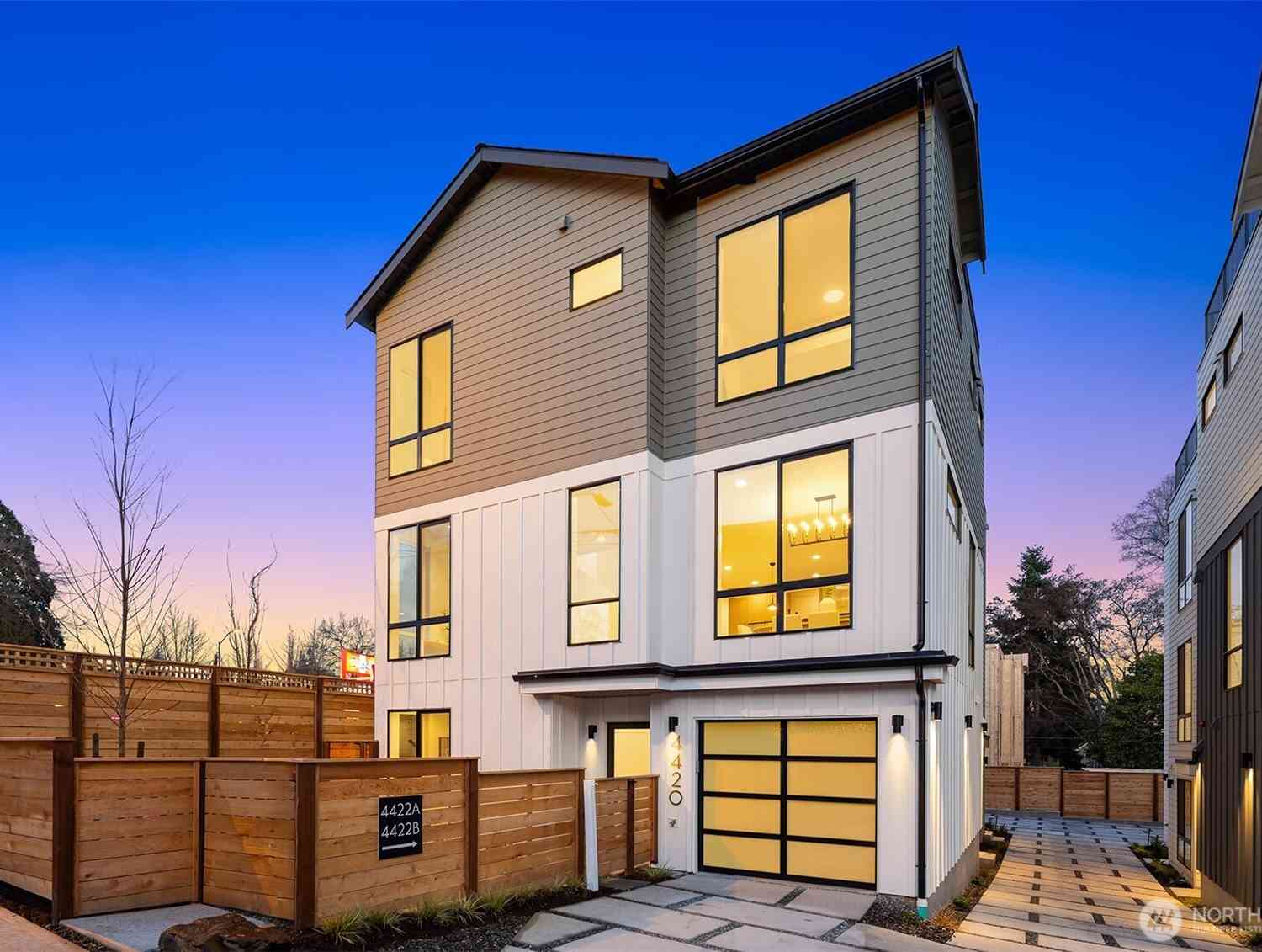 Condo For Sale - 4421 2nd Avenue<br/> Seattle, WA 98105
