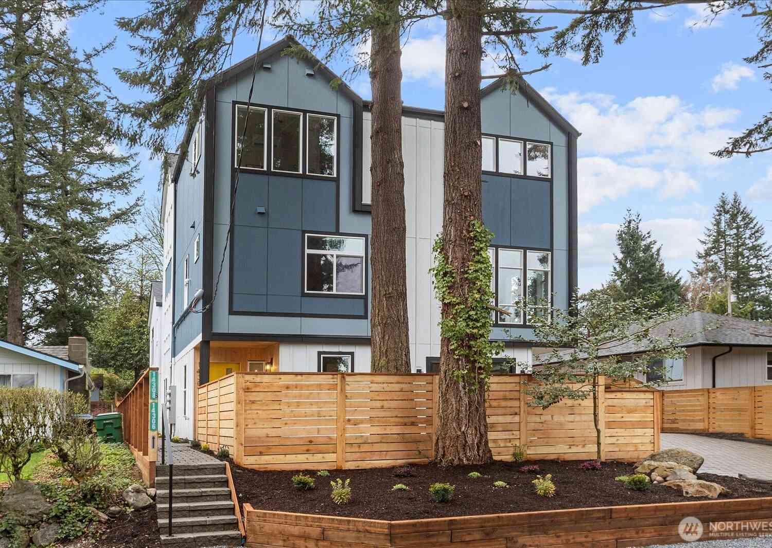 Condo For Sale - 14308 Roslyn Place<br/> Seattle, WA 98133