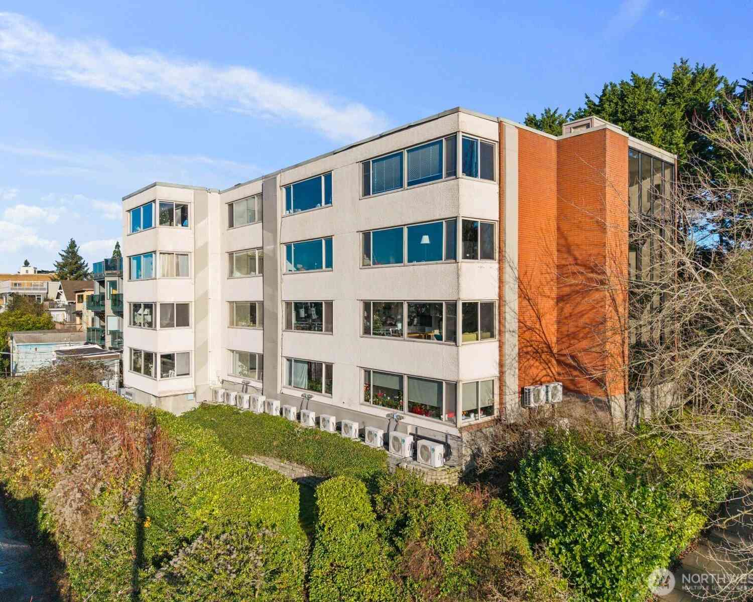 Condo For Sale - 2703 Boylston Avenue #302<br/> Seattle, WA 98102