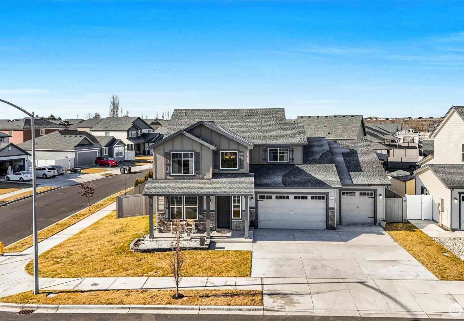 Homes For Sale - 302 N Towhee Street<br/> Grant County, Moses Lake, WA 98837