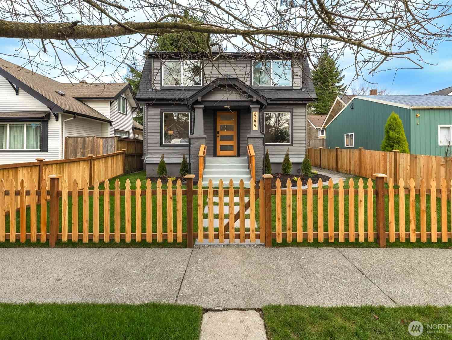 Homes For Sale - 949 S Ridgewood Avenue<br/> Tacoma, WA 98405