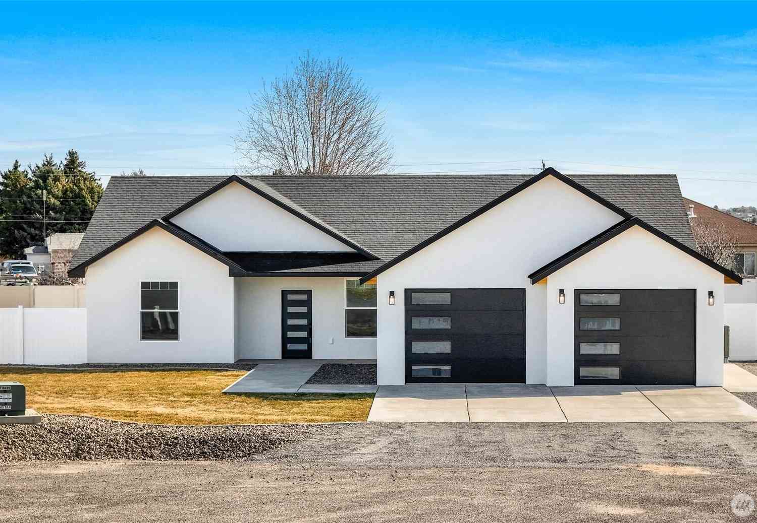 Homes For Sale - 3037 Blackbird Place<br/> Grant County, Moses Lake, WA 98837