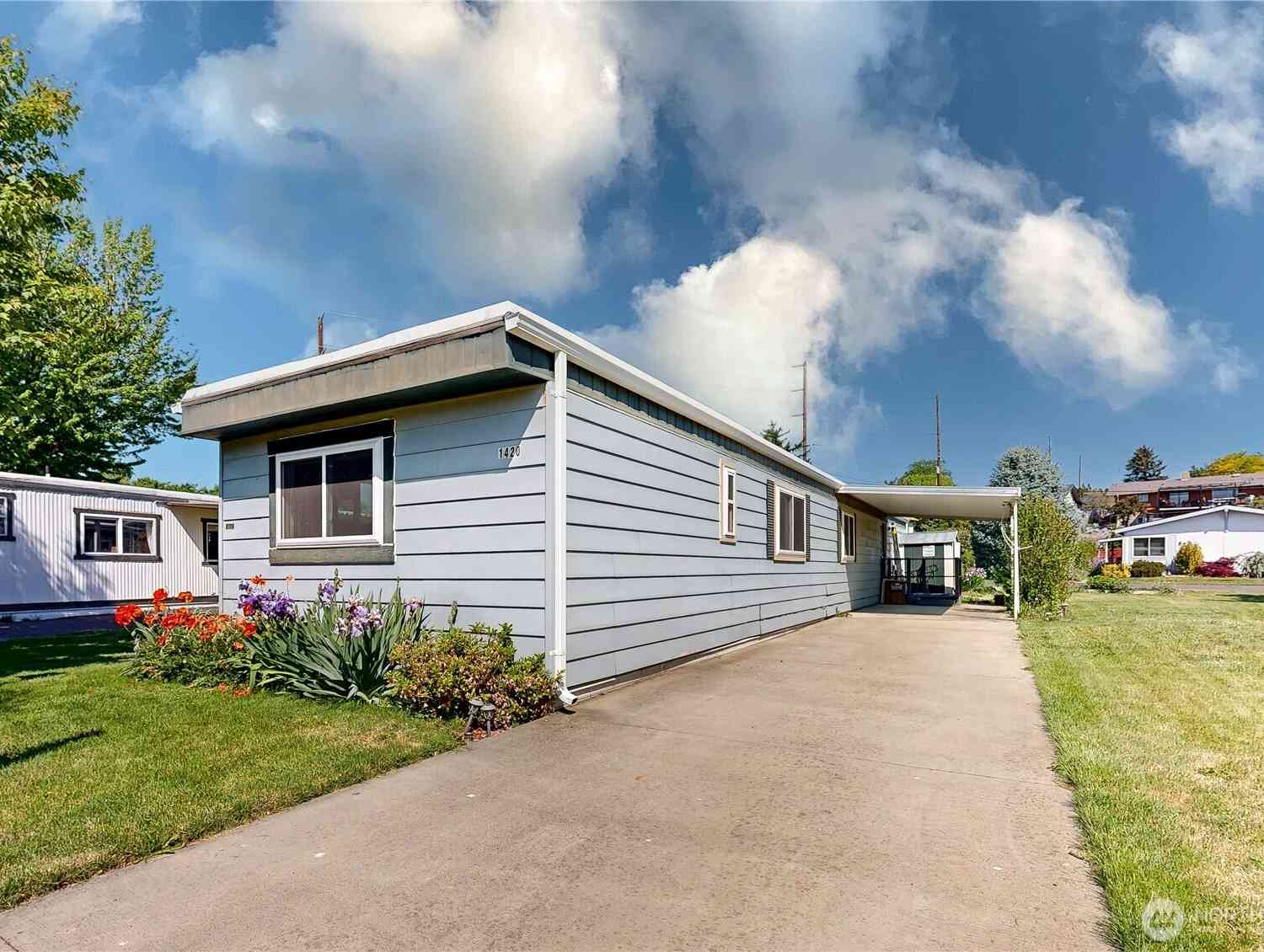 Mobile Home For Sale - 1420 SE Chickadee Lane<br/> College Place, WA 99324