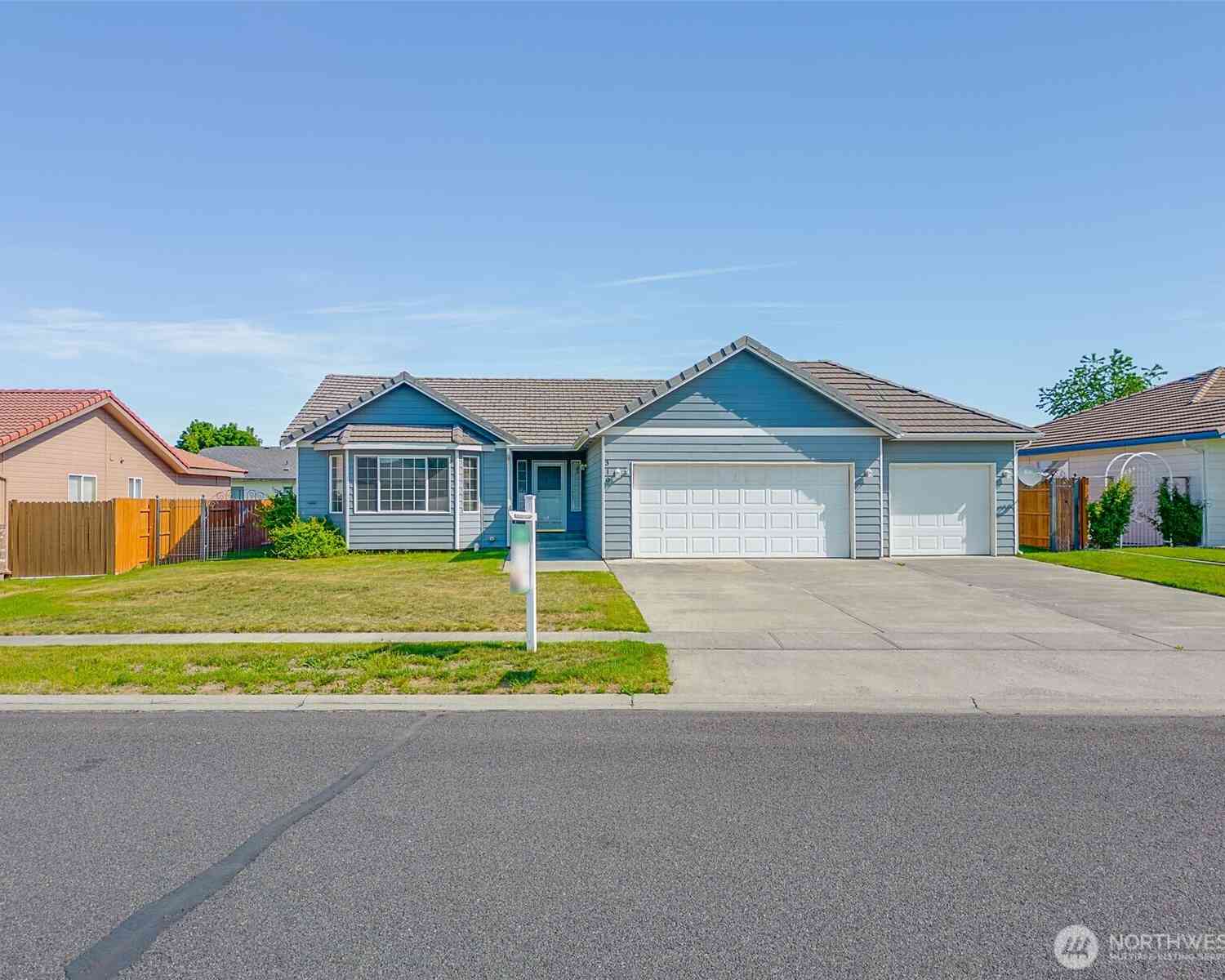 Homes For Sale - 310 E Tanglewood Drive<br/> Grant County, Moses Lake, WA 98837