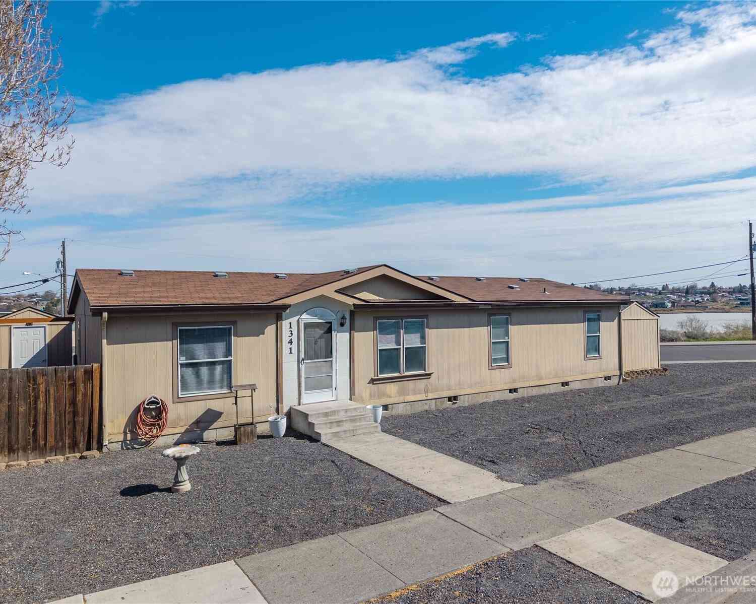 Mobile Home For Sale - 1341 W Columbia Avenue<br/> Grant County, Moses Lake, WA 98837