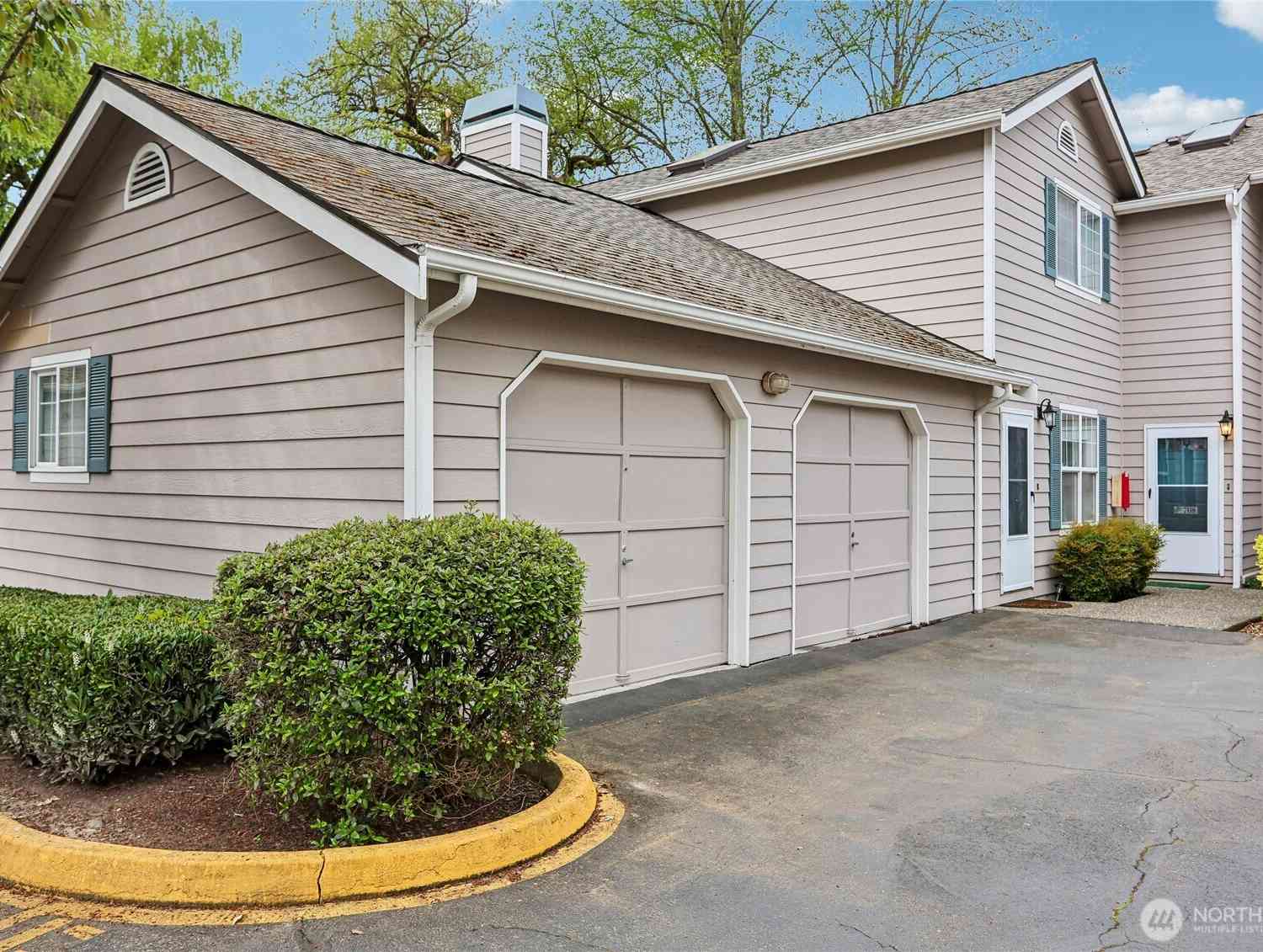 Condo For Sale - 7118 NE 171st Lane<br/> Kenmore, WA 98028