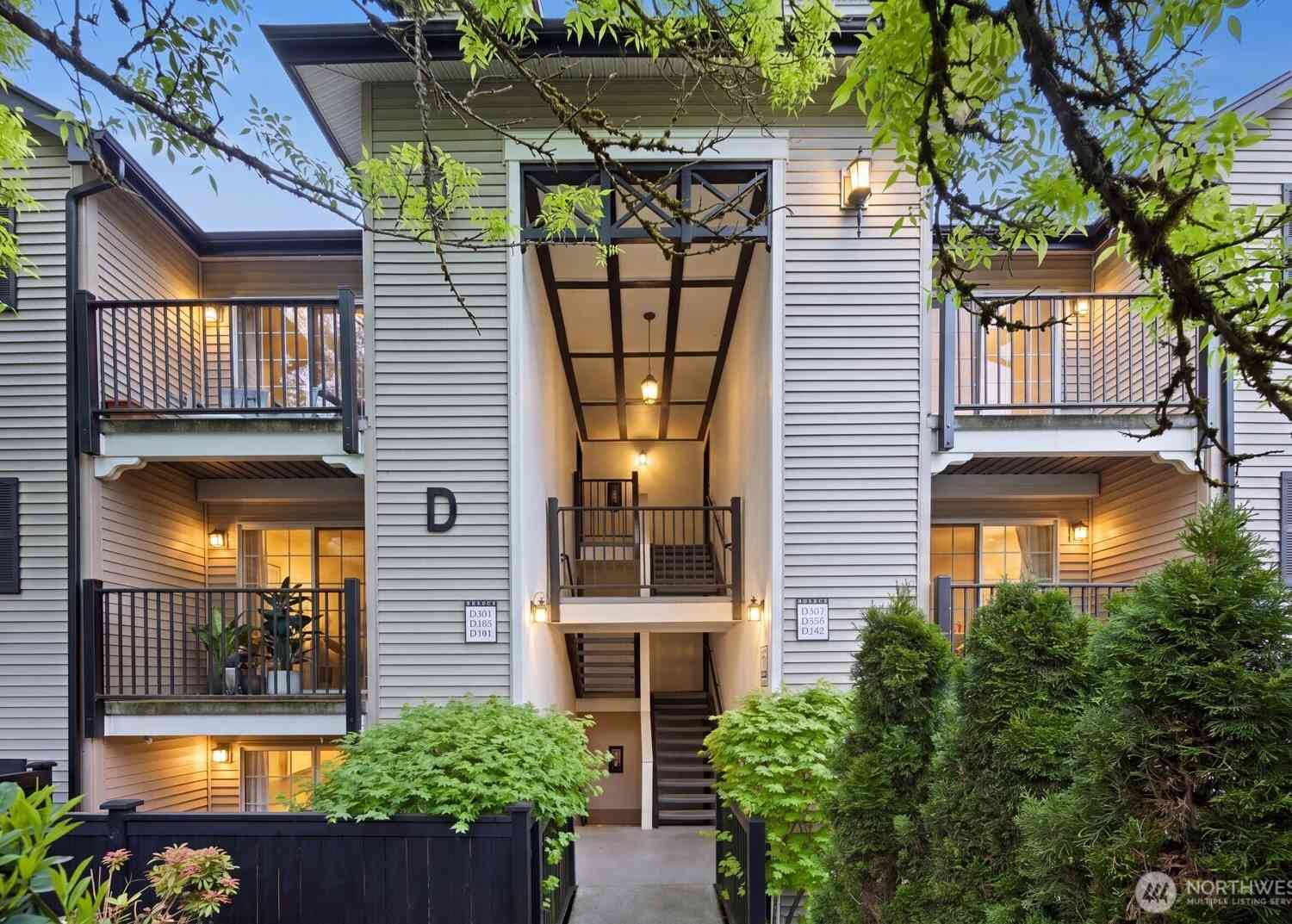 Condo For Sale - 215 9th Street #D101<br/> Kirkland, WA 98033