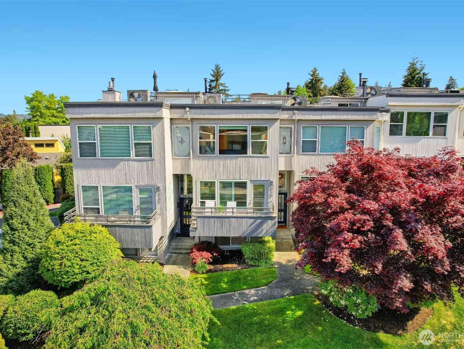 Condo For Sale - 10108 NE 63rd Street<br/> Kirkland, WA 98033