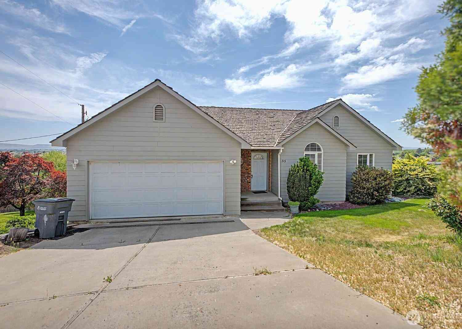 Homes For Sale - 313 Peach Avenue<br/> Sunnyside, WA 98944