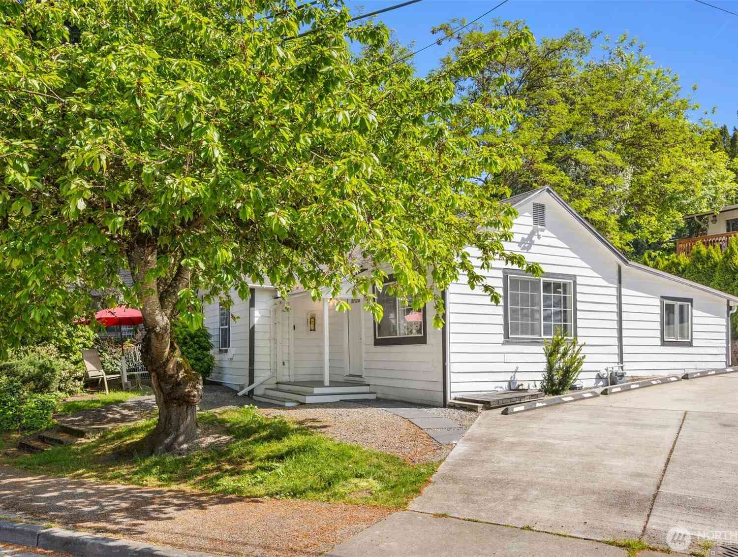 Condo For Sale - 11438 99th Place<br/> Kirkland, WA 98033