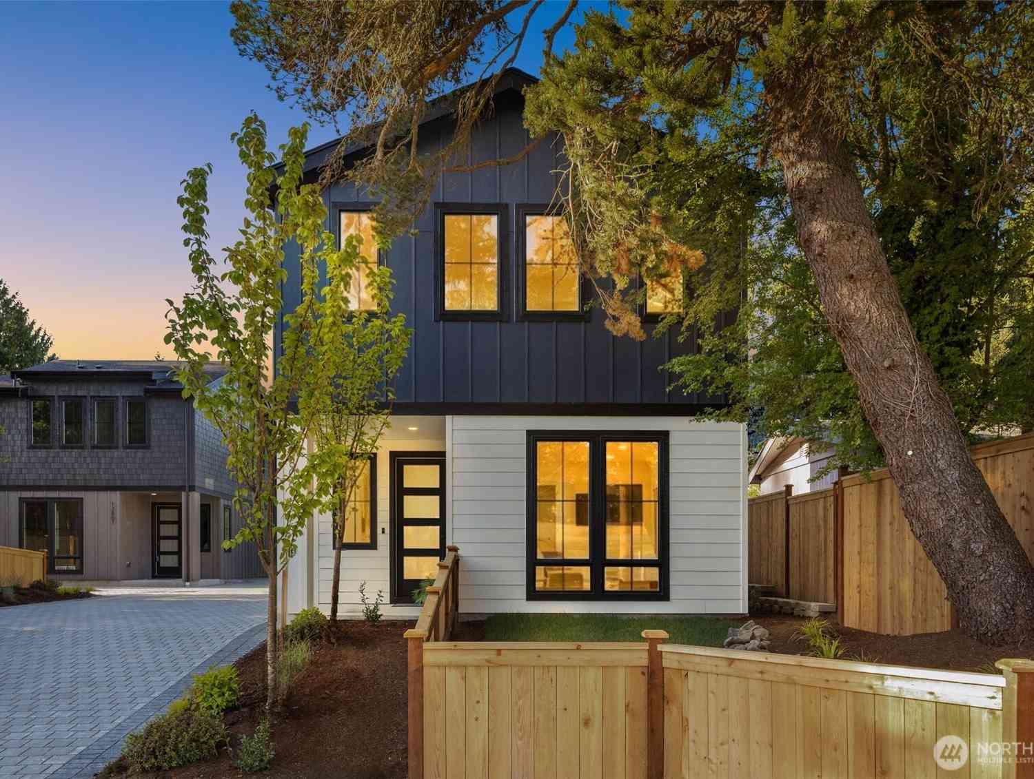 Condo For Sale - 13806 84th Lane<br/> Kirkland, WA 98034
