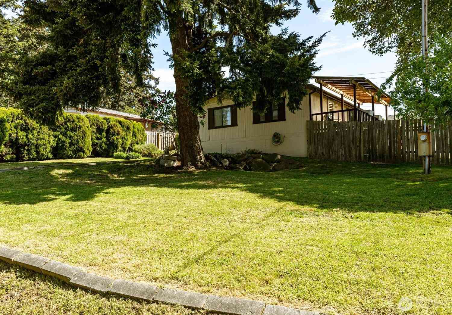 Mobile Home For Sale - 2172 Norman Drive<br/> Oak Harbor, WA 98277