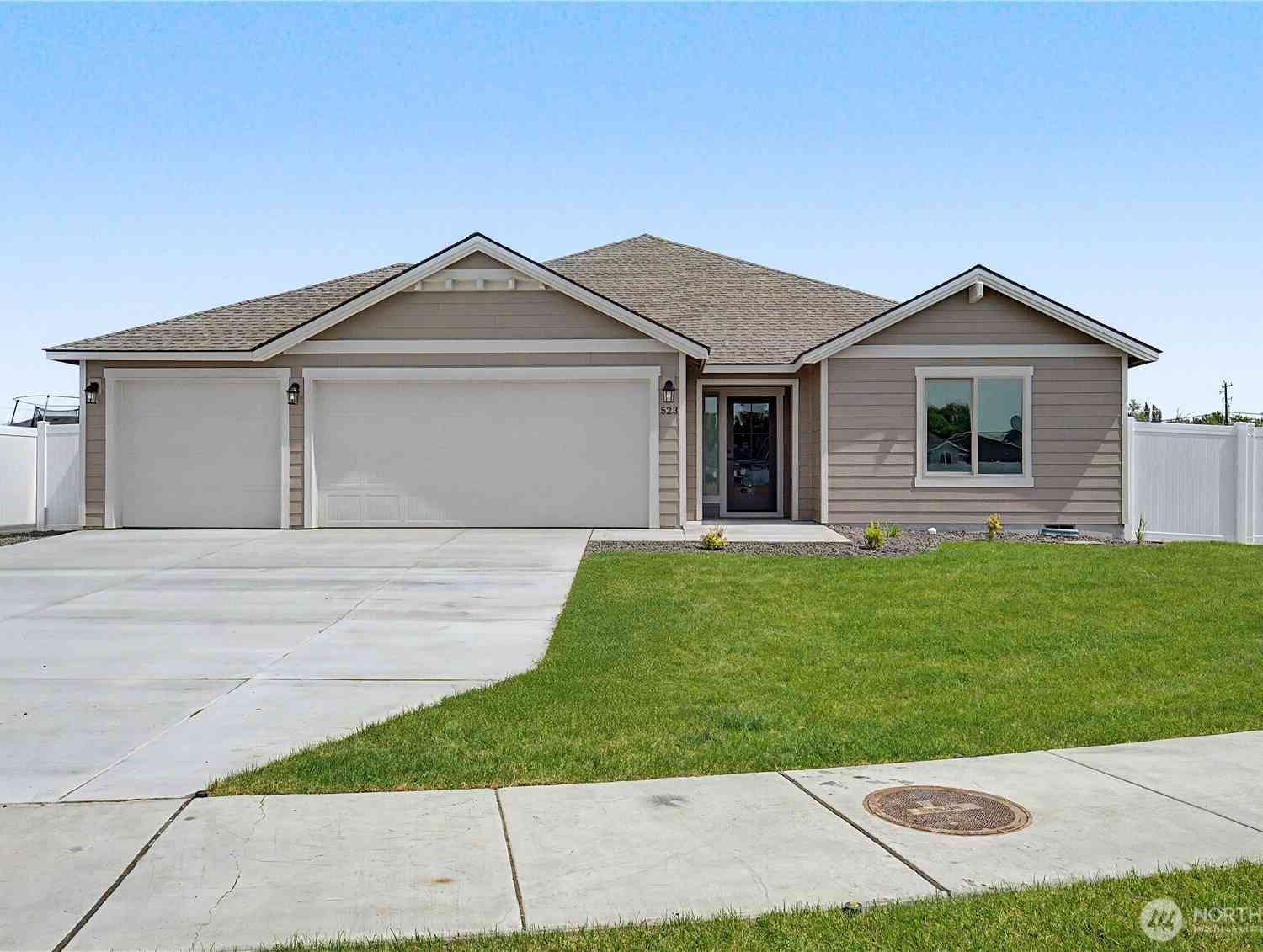 Homes For Sale - 523 N Lessor Loop<br/> Grant County, Moses Lake, WA 98837