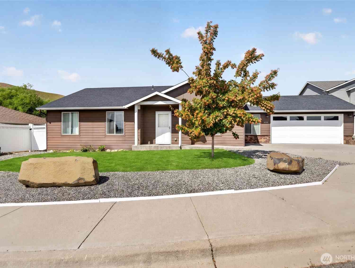 Homes For Sale - 586 S James Avenue<br/> East Wenatchee, WA 98802