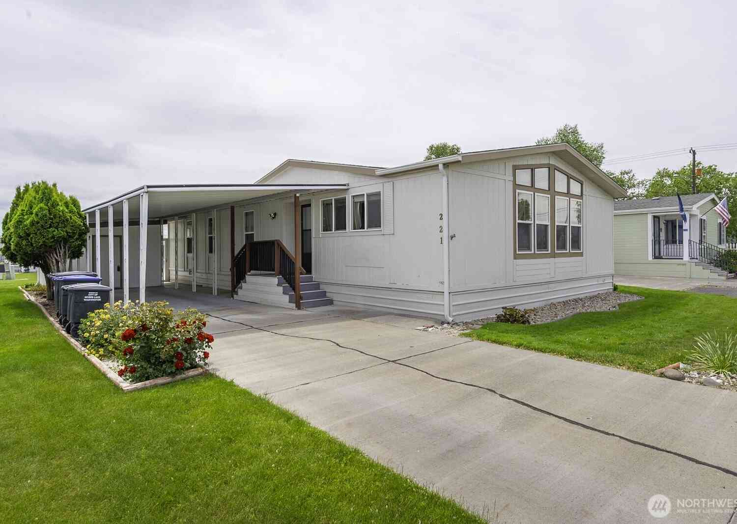 Mobile Home For Sale - 2240 W Broadway Avenue #221<br/> Moses Lake, WA 98837
