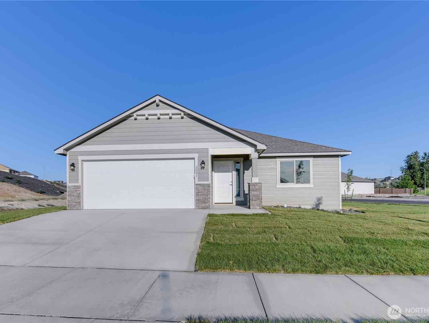 Homes For Sale - 321 N Lessor Loop<br/> Grant County, Moses Lake, WA 98837