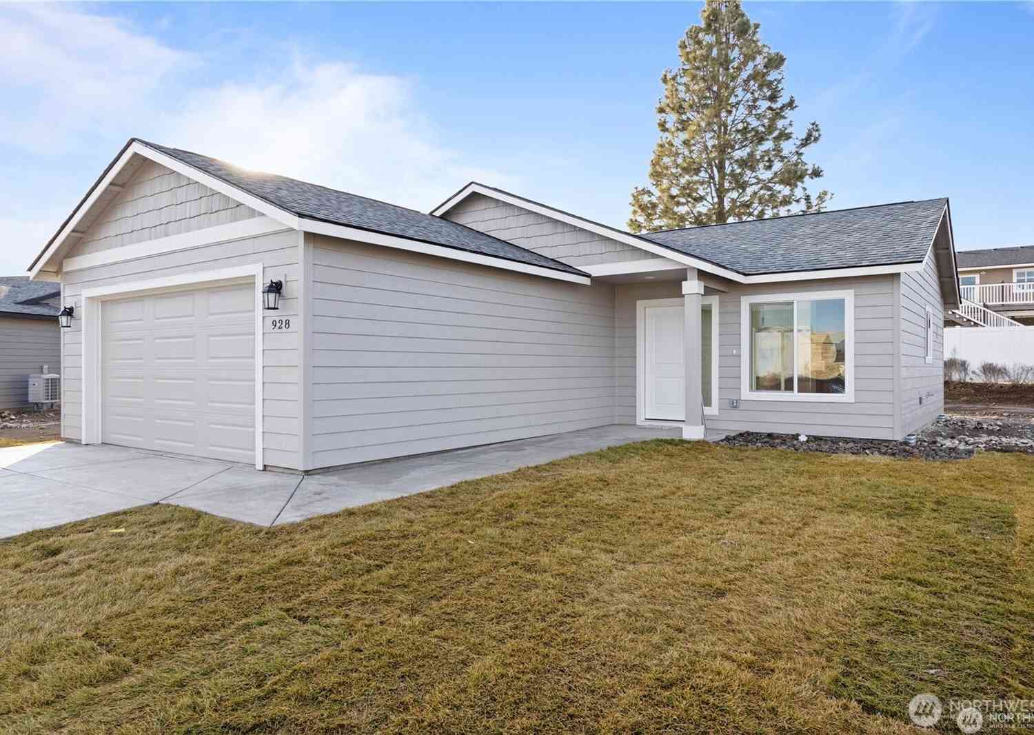 Homes For Sale - 904 La Vista Drive<br/> Grant County, Warden, WA 98857