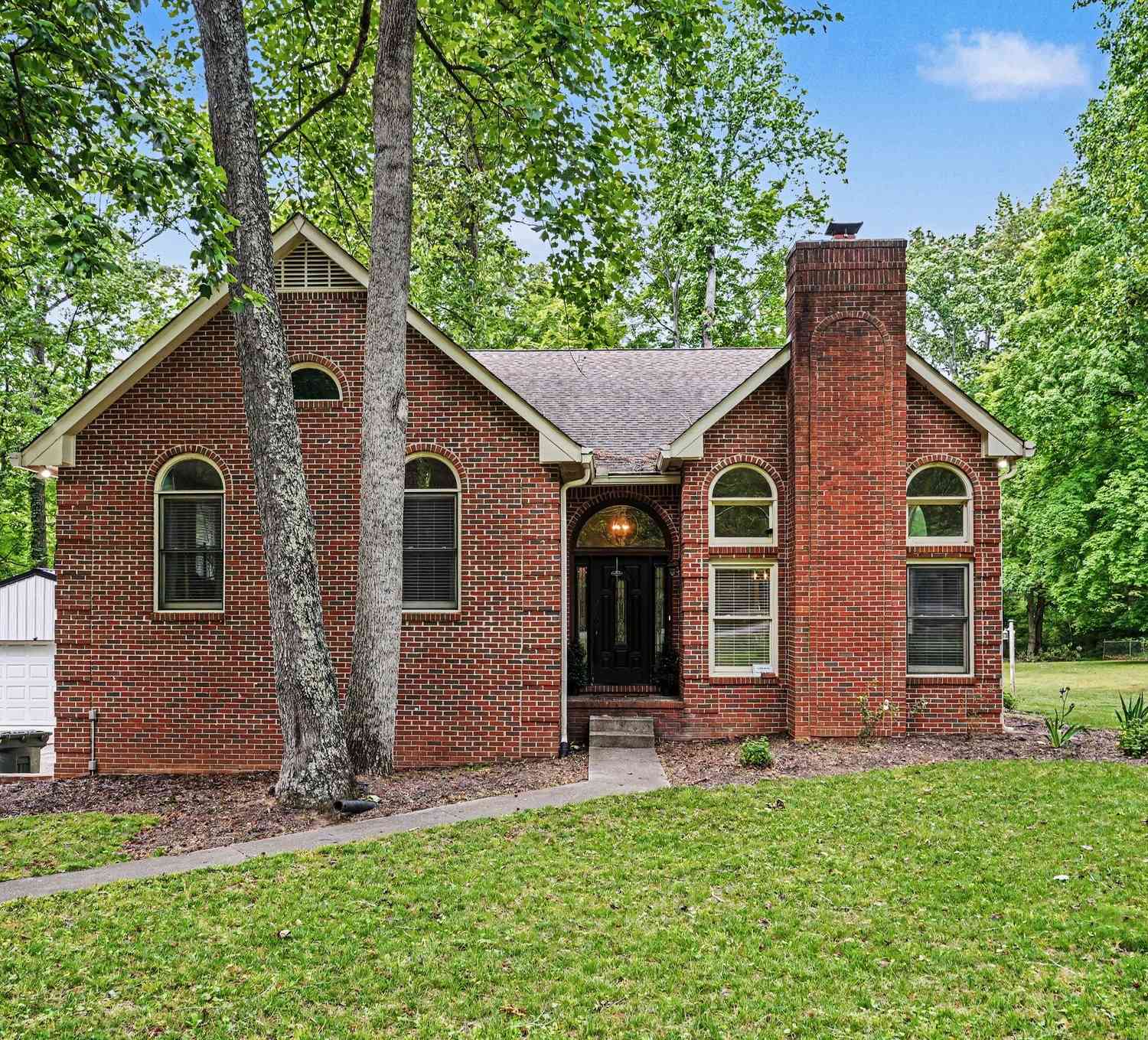Homes For Sale - 2202 Woodmont Dr<br/> Springfield, TN 37172