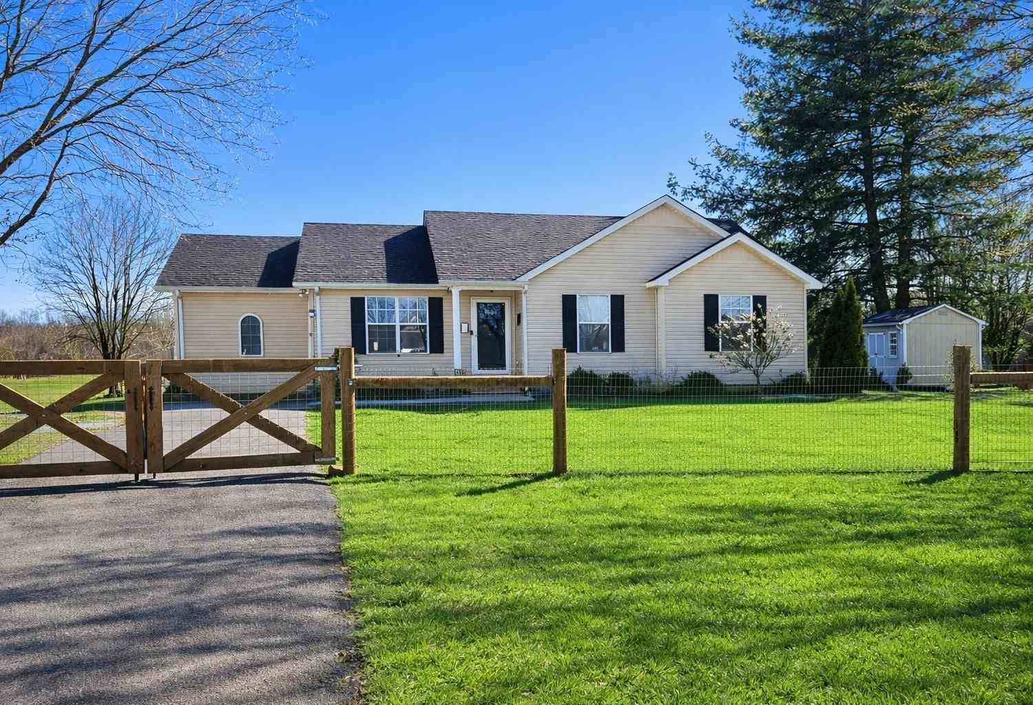 Homes For Sale - 73 Three Point Cir<br/> Warren County County, McMinnville, TN 37110
