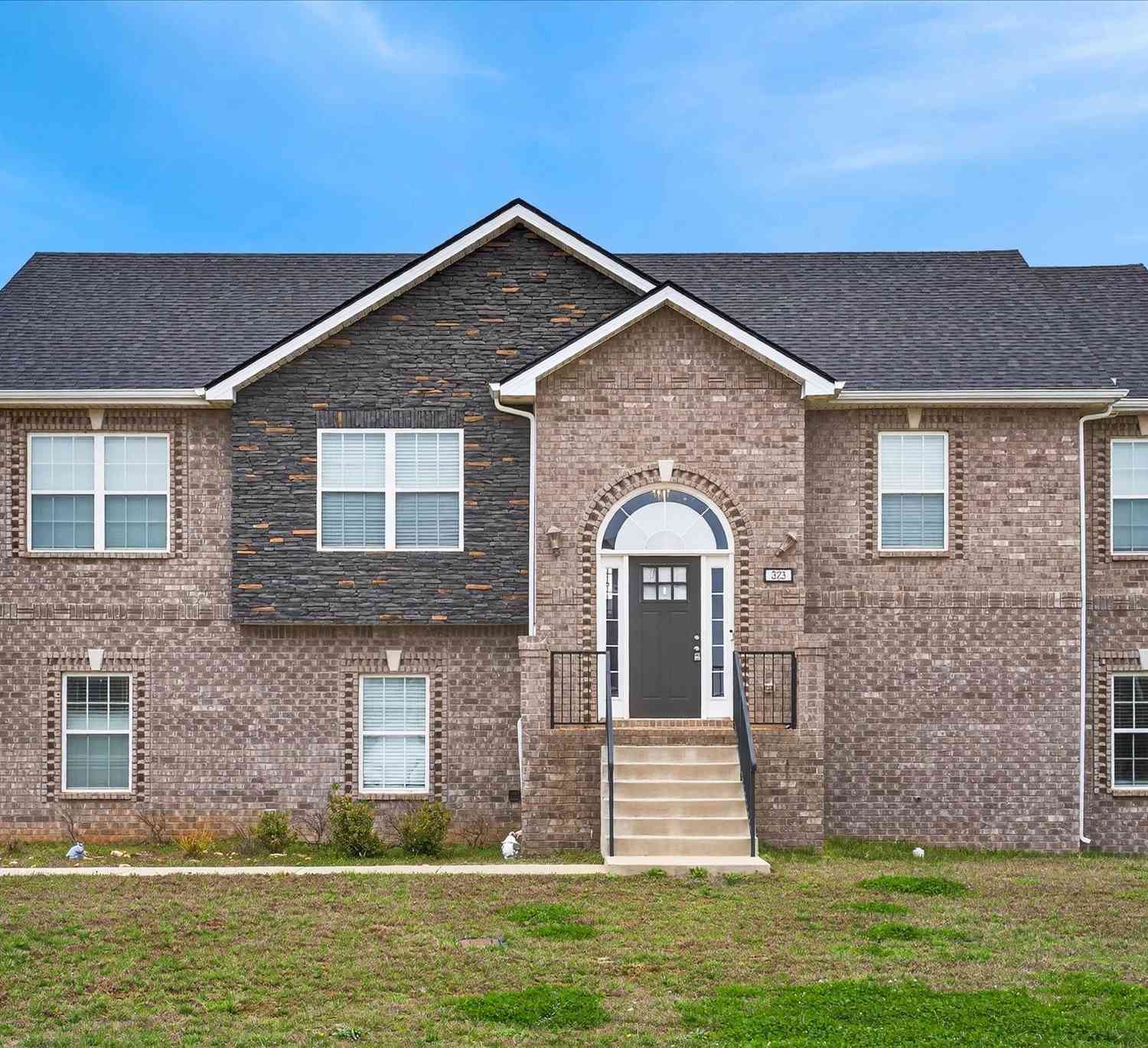 Homes For Sale - 323 Dugger Dr<br/> Clarksville, TN 37042