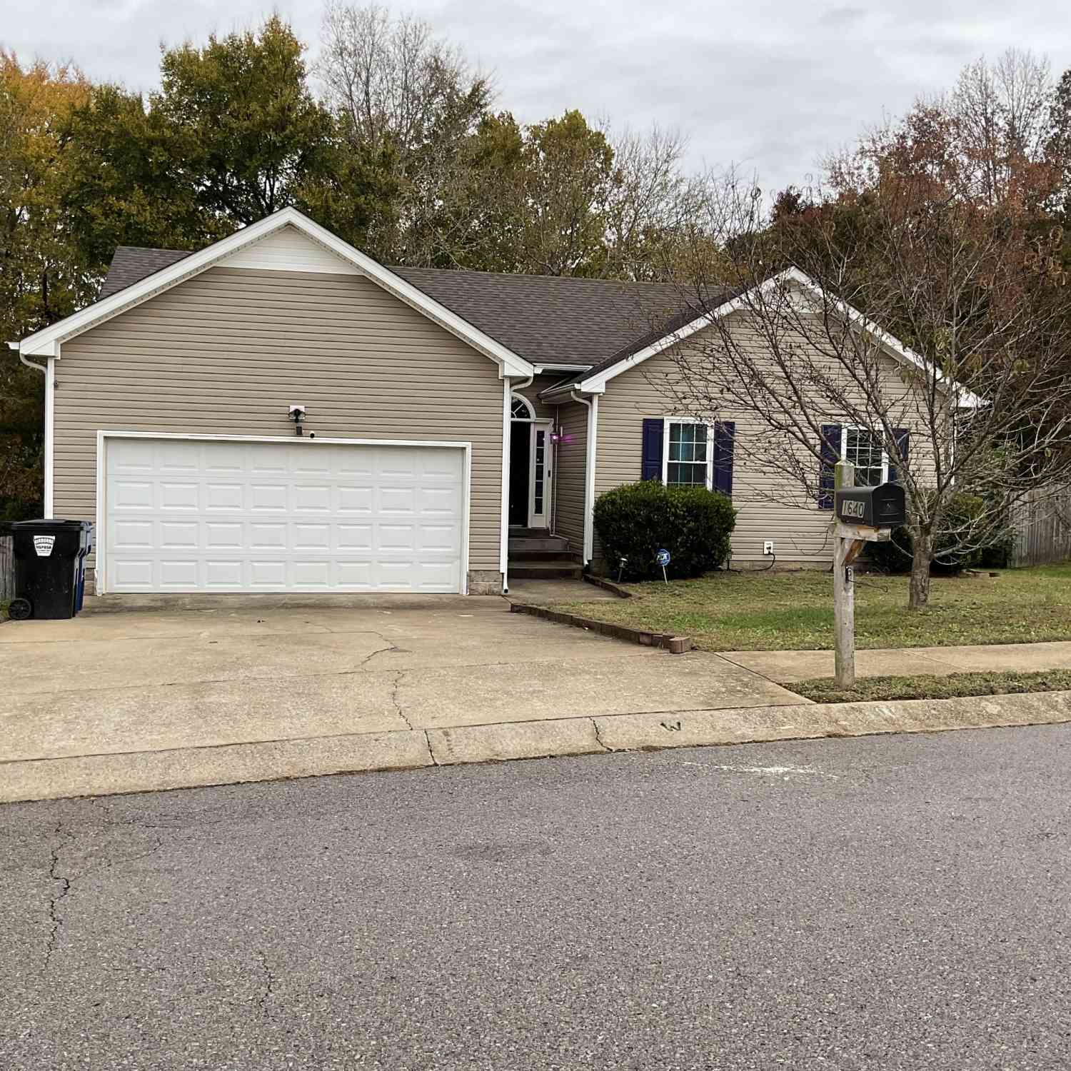 Homes For Sale - 1640 Broad Cir<br/> Clarksville, TN 37042