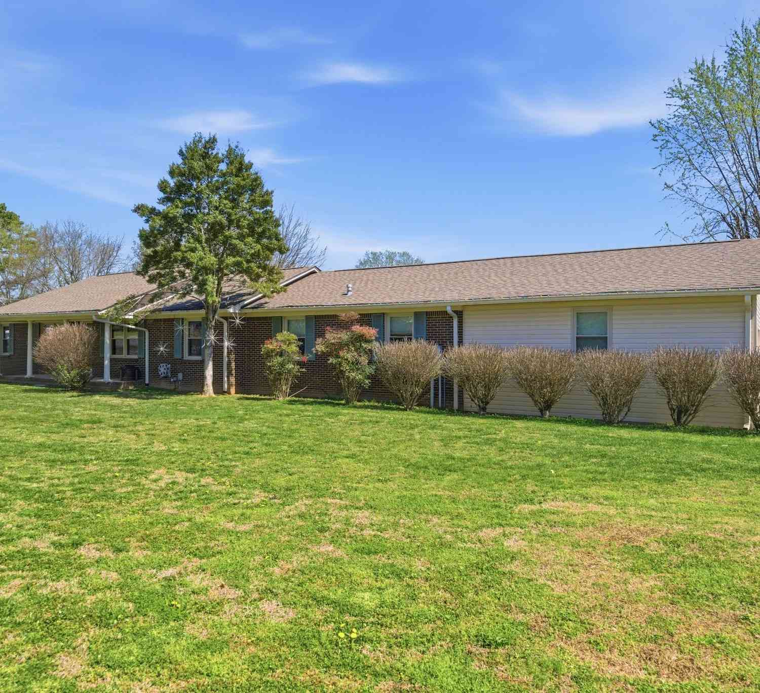 Homes For Sale - 104 Meadowbrook Dr<br/> Warren County County, McMinnville, TN 37110