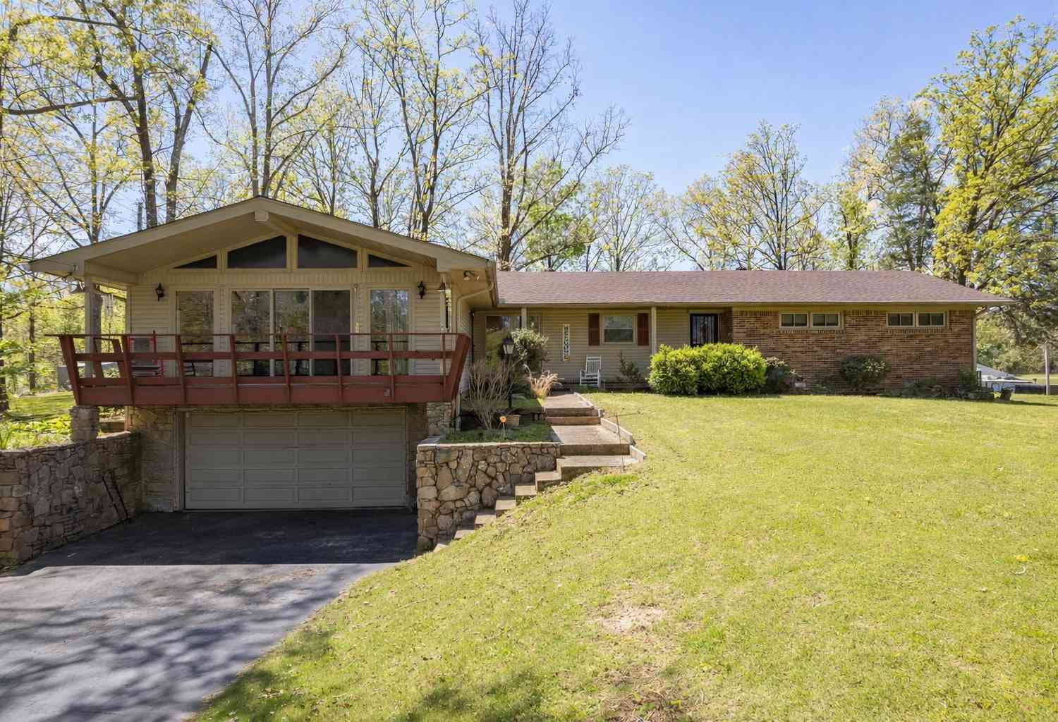 Homes For Sale - 280 E Highland St<br/> Decaturville, TN 38329