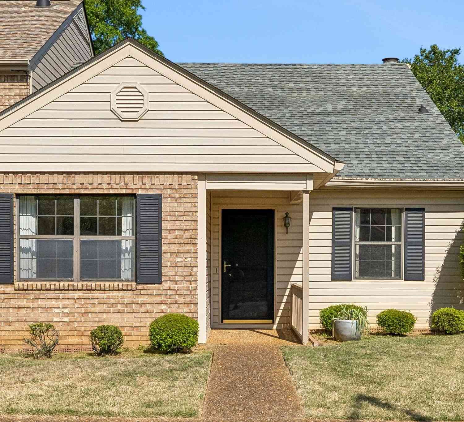 Townhouse For Sale - 6466 Brookmead Circle<br/> Hixson, TN 37343