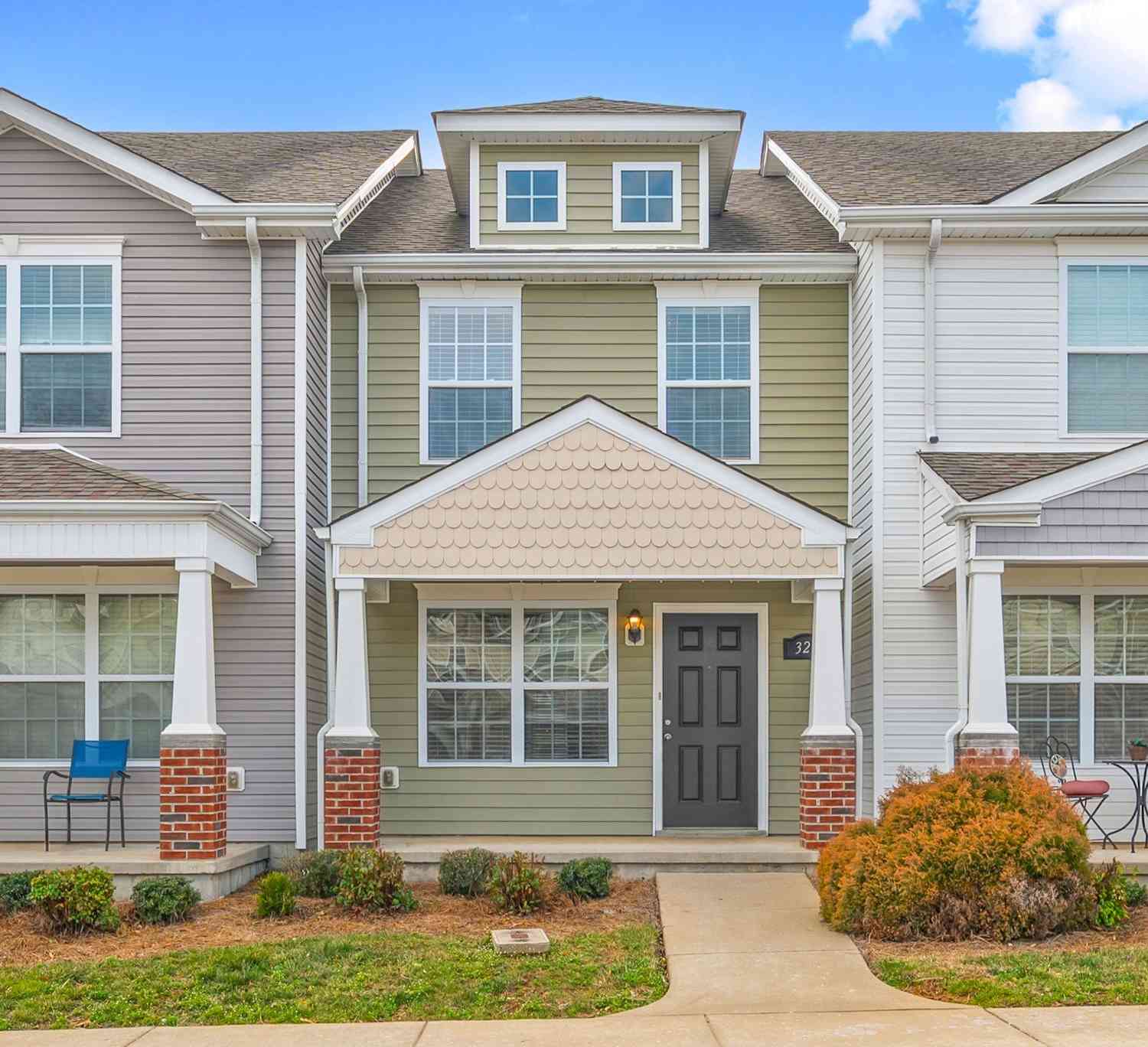 Townhouse For Sale - 324 Sam Houston Cir<br/> Clarksville, TN 37040