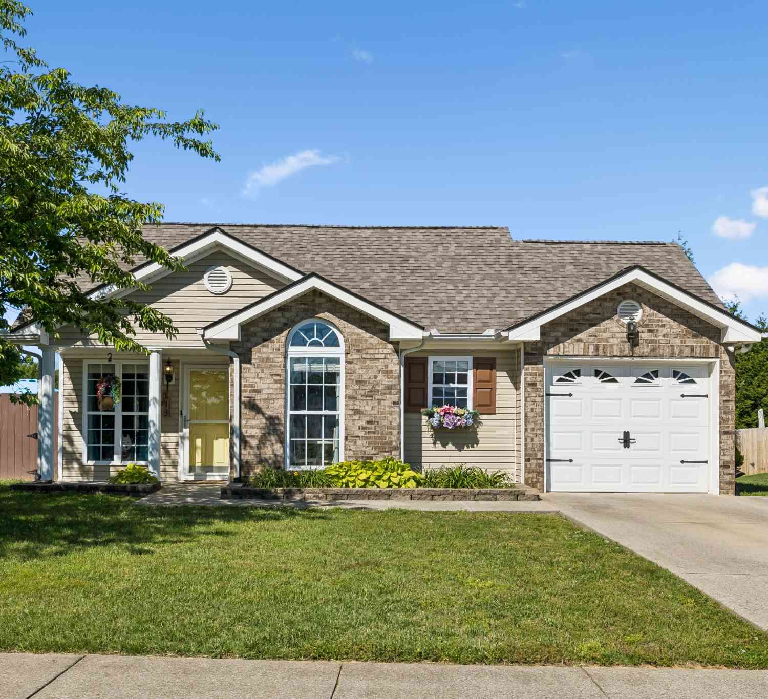 Homes For Sale - 813 Magnolia Blvd<br/> Robertson County County, White House, TN 37188