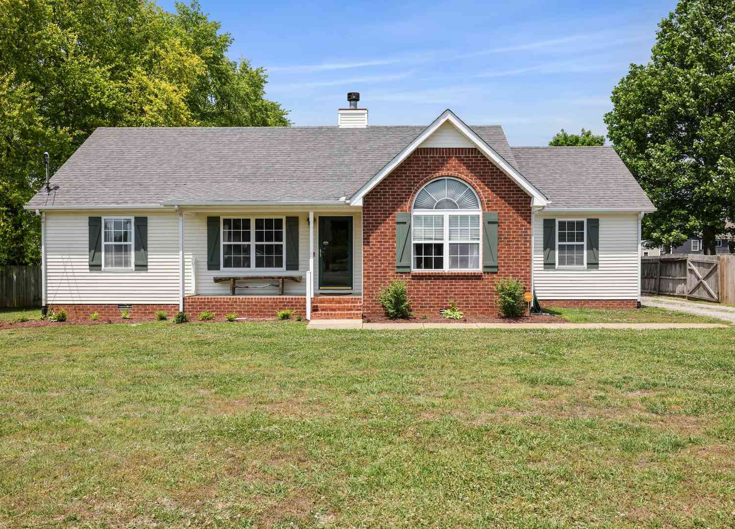 Homes For Sale - 136 Fall Creek Dr<br/> Murfreesboro, TN 37129