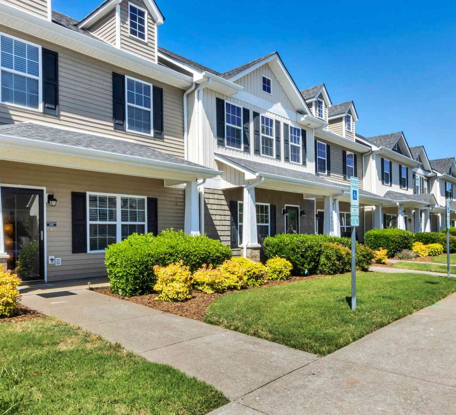 Townhouse For Sale - 2429 New Holland Cir<br/> Murfreesboro, TN 37128