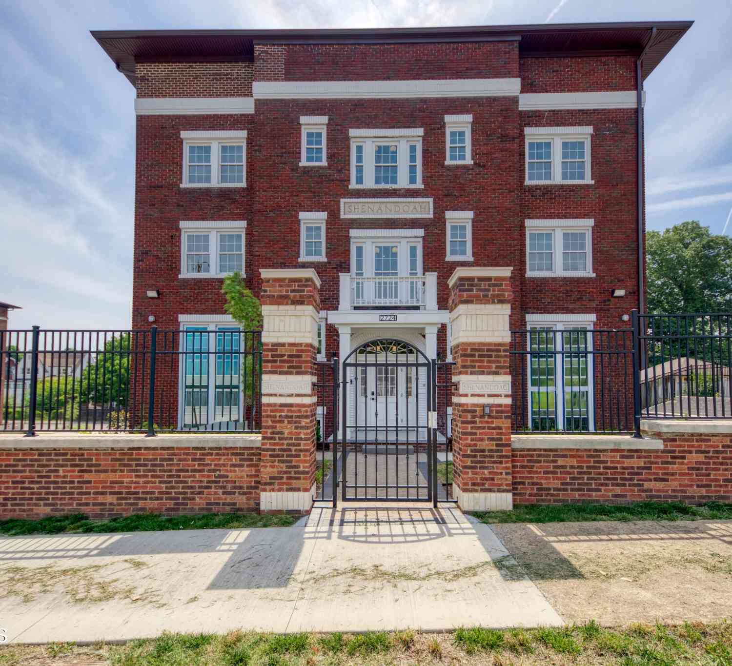 Apartment For Sale - 2724 E Magnolia Ave #402<br/> Knoxville, TN 37914