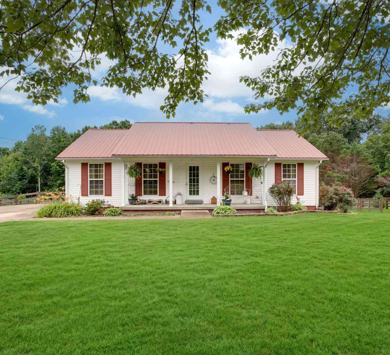 Homes For Sale - 2233 Fall River Rd<br/> Lawrence County County, Leoma, TN 38468
