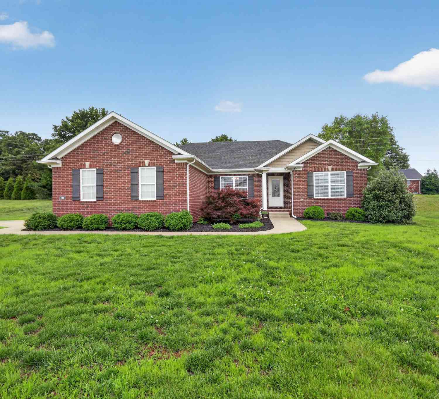 Homes For Sale - 210 Claiborne Cir<br/> Franklin, KY 42134