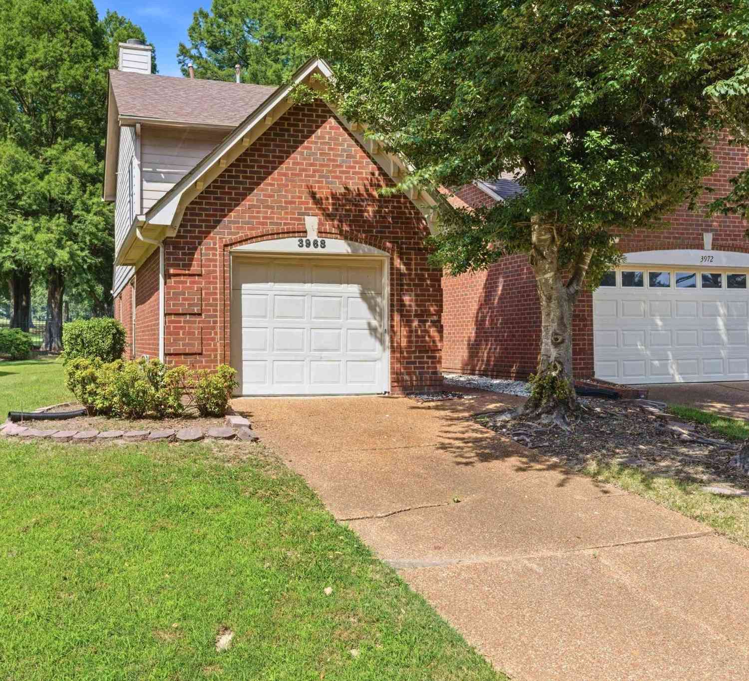 Townhouse For Sale - 3968 Sawgrass Dr<br/> Memphis, TN 38125