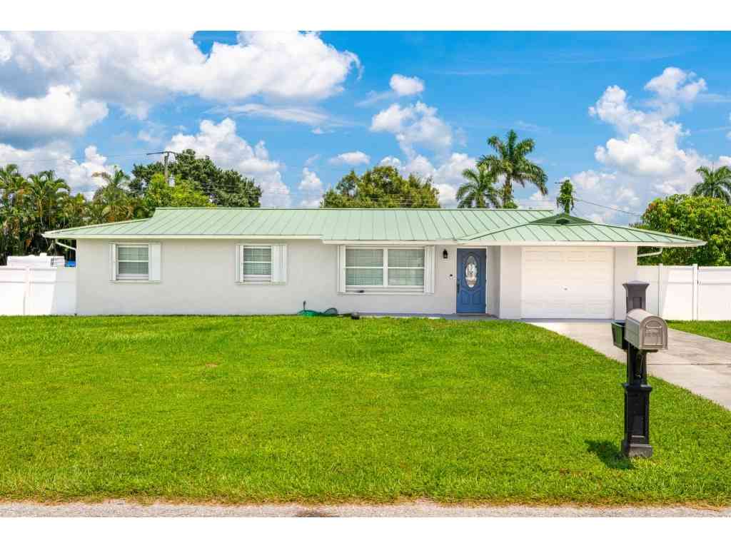 Homes For Sale - 165 Charles St<br/> Fort Myers, FL 33905