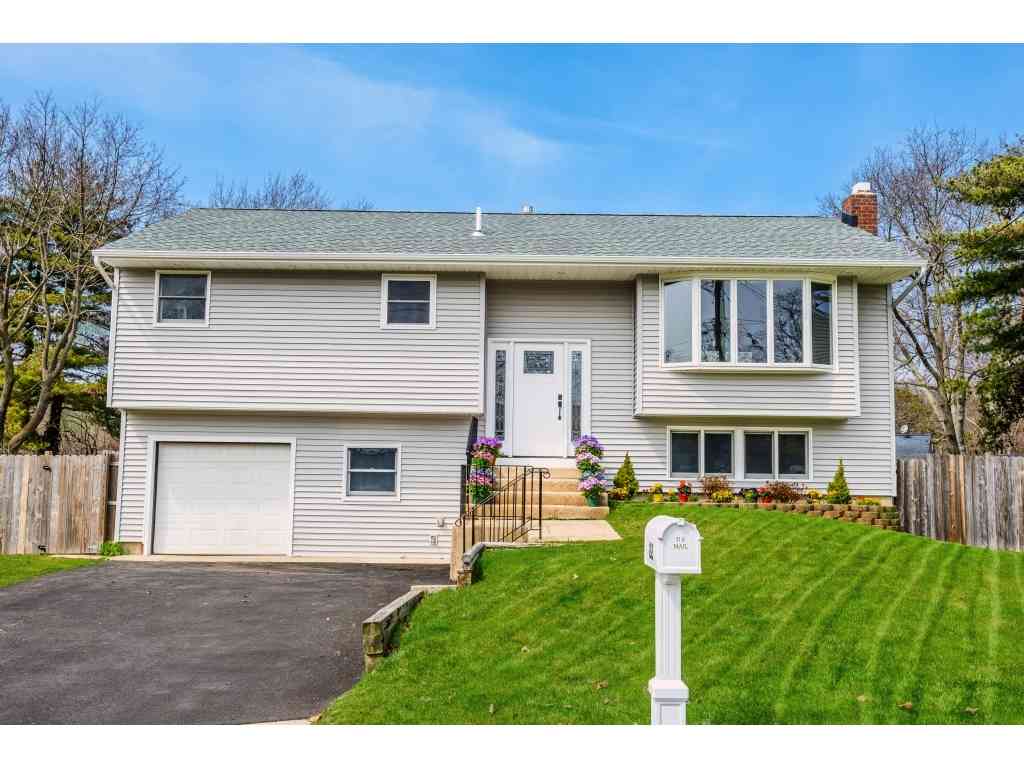 Homes For Sale - 22 Roslyn Ct<br/> East Patchogue, NY 11772