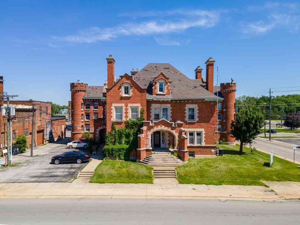 Homes For Sale - 215 E 3rd St<br/> Marion, IN 46952