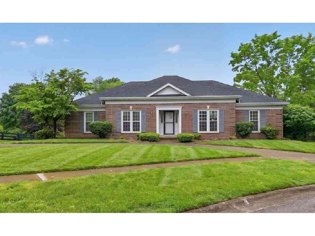 Homes For Sale - 27 Autumn Hill Ct<br/> Prospect, KY 40059