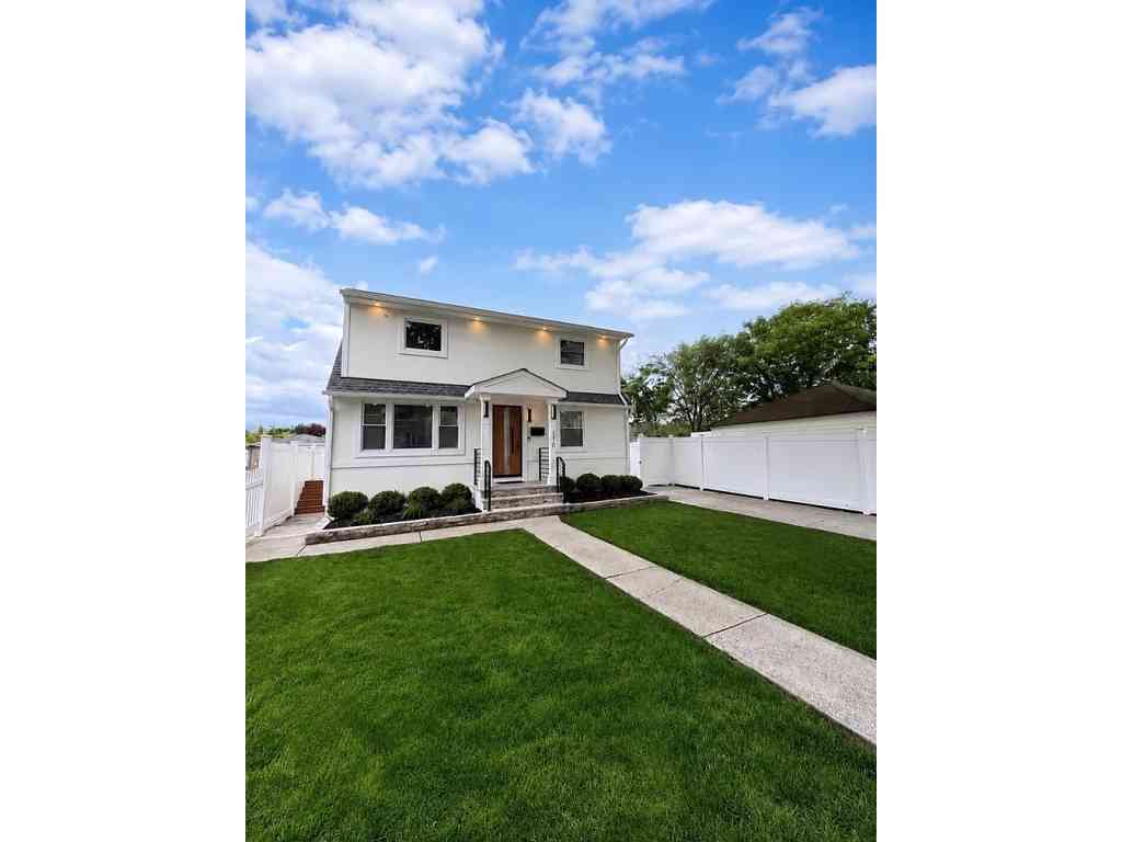 Homes For Sale - 130 Jefferson St<br/> Staten Island, NY 10304